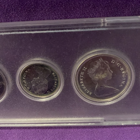 Vintage Canadian Collectible coin set - Picture 7 of 8